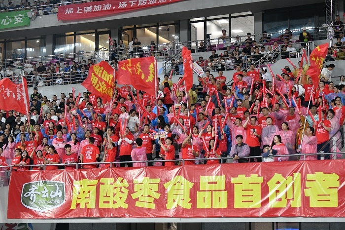 赛场“第十二人”齐助阵，，，hy3380cc海洋之神与铜仁队同享酸甜，，，共赴赣超荣光 06.jpg
